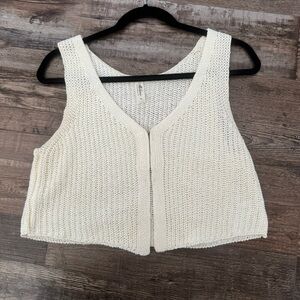 Cream knit vest with double clasp in the front